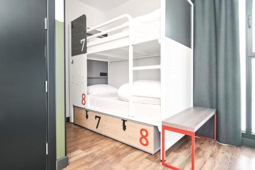 Cama en habitación compartida femenina de 8 camas del hotel Generator Madrid