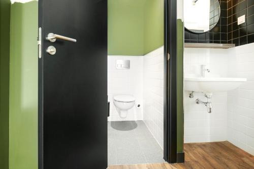 Cama en habitación compartida femenina de 8 camas del hotel Generator Madrid. Foto 1