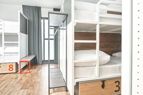 Cama en habitación compartida femenina de 8 camas del hotel Generator Madrid. Foto 2