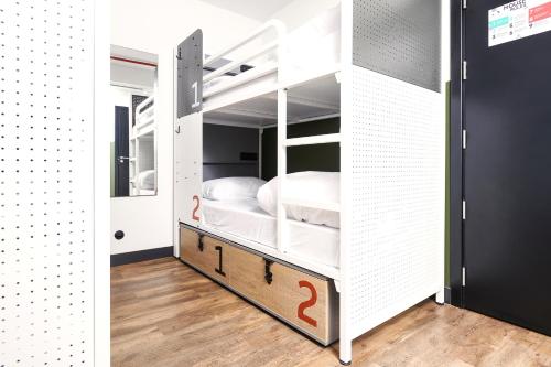Cama en habitación compartida femenina de 8 camas del hotel Generator Madrid. Foto 3