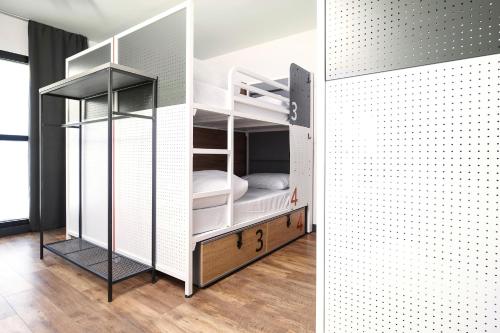 Cama en habitación compartida femenina de 8 camas del hotel Generator Madrid. Foto 4