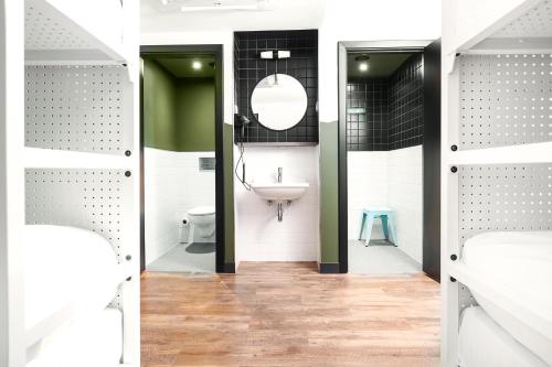 Cama en habitación compartida femenina de 8 camas del hotel Generator Madrid. Foto 5
