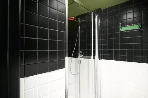 Cama en habitación compartida femenina de 8 camas del hotel Generator Madrid. Foto 6