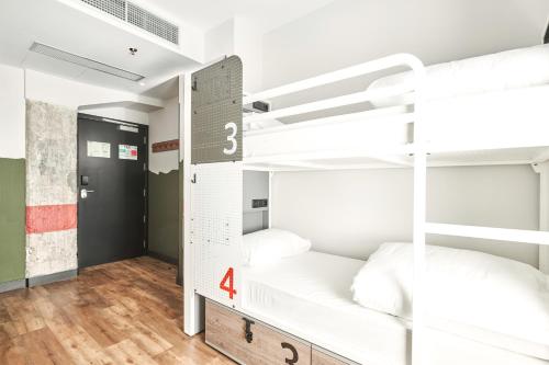 Cama en habitación compartida mixta de 4 camas del hotel Generator Madrid. Foto 1