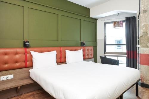 Habitación Deluxe con cama extragrande del hotel Generator Madrid
