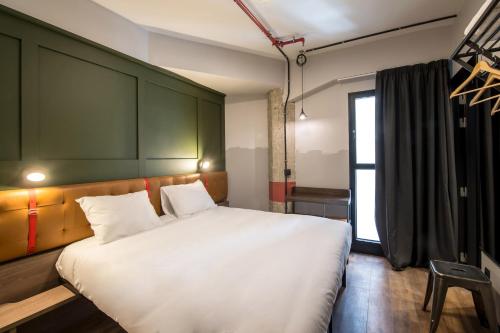 Habitación Deluxe con cama extragrande del hotel Generator Madrid. Foto 3
