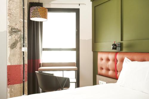 Habitación Deluxe con cama extragrande del hotel Generator Madrid. Foto 5