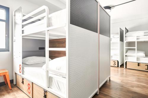 Habitación Compartida Mixta de 8 camas del hotel Generator Madrid. Foto 1