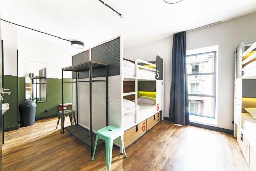 Habitación Compartida Mixta de 8 camas del hotel Generator Madrid. Foto 3