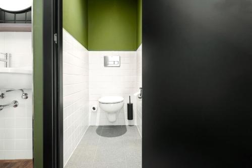 Habitación Compartida Mixta de 8 camas del hotel Generator Madrid. Foto 5