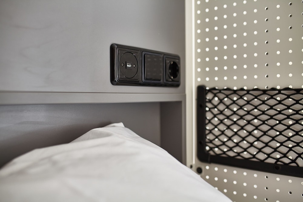 Habitación Mixta Compartida, 8 Camas del hotel Generator Madrid. Foto 1