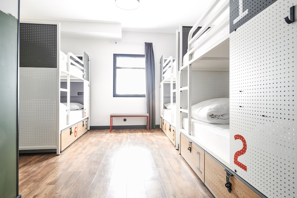 Habitación Mixta Compartida, 8 Camas del hotel Generator Madrid. Foto 4