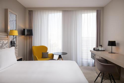 Habitación Deluxe con cama extragrande del hotel Hilton Garden Inn Bordeaux Centre. Foto 2