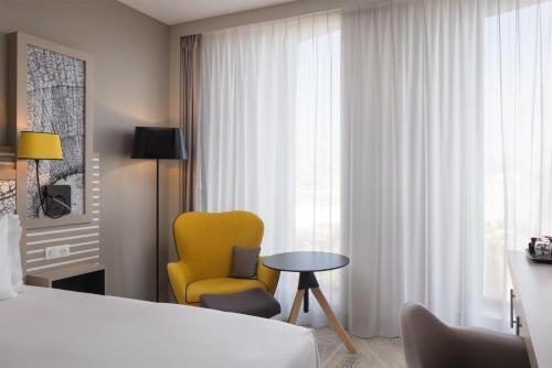 Habitación con cama extragrande. del hotel Hilton Garden Inn Bordeaux Centre. Foto 3