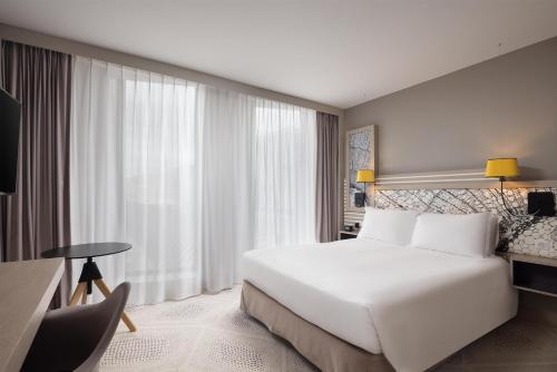 Habitación con cama grande del hotel Hilton Garden Inn Bordeaux Centre