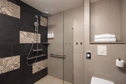 Habitación con cama grande adaptada para personas de movilidad reducida del hotel Hilton Garden Inn Bordeaux Centre