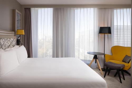 Habitación con cama grande adaptada para personas de movilidad reducida del hotel Hilton Garden Inn Bordeaux Centre. Foto 1