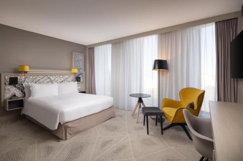 Habitación con cama grande adaptada para personas de movilidad reducida del hotel Hilton Garden Inn Bordeaux Centre. Foto 3