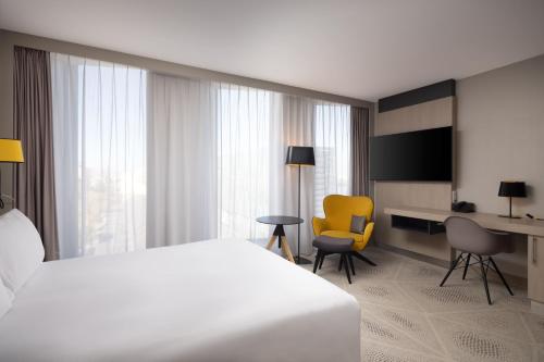 Habitación con cama grande adaptada para personas de movilidad reducida del hotel Hilton Garden Inn Bordeaux Centre. Foto 5