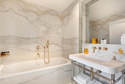 Suite Prestige con vistas a la Torre Eiffel del hotel Bowmann. Foto 6