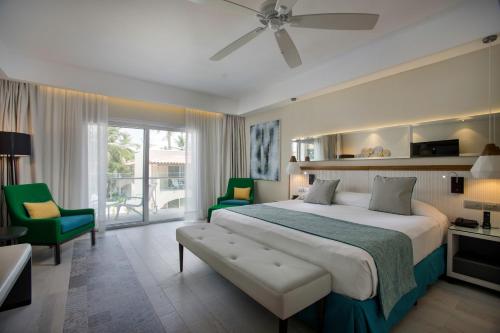 Suite Junior Superior con acceso directo a la piscina del hotel Catalonia Royal La Romana - All Inclusive - Adults Only. Foto 1