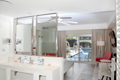 Habitación Deluxe Romance Swim Up del hotel Catalonia Royal La Romana - All Inclusive - Adults Only. Foto 2