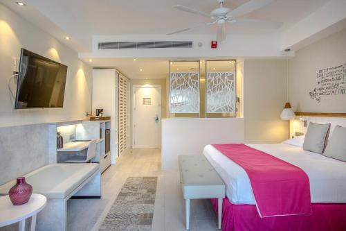 Habitación Deluxe Romance Swim Up del hotel Catalonia Royal La Romana - All Inclusive - Adults Only. Foto 3
