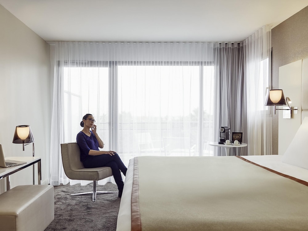 Habitación Privilege con balcón y una cama doble del hotel Mercure Golf Cap D'agde