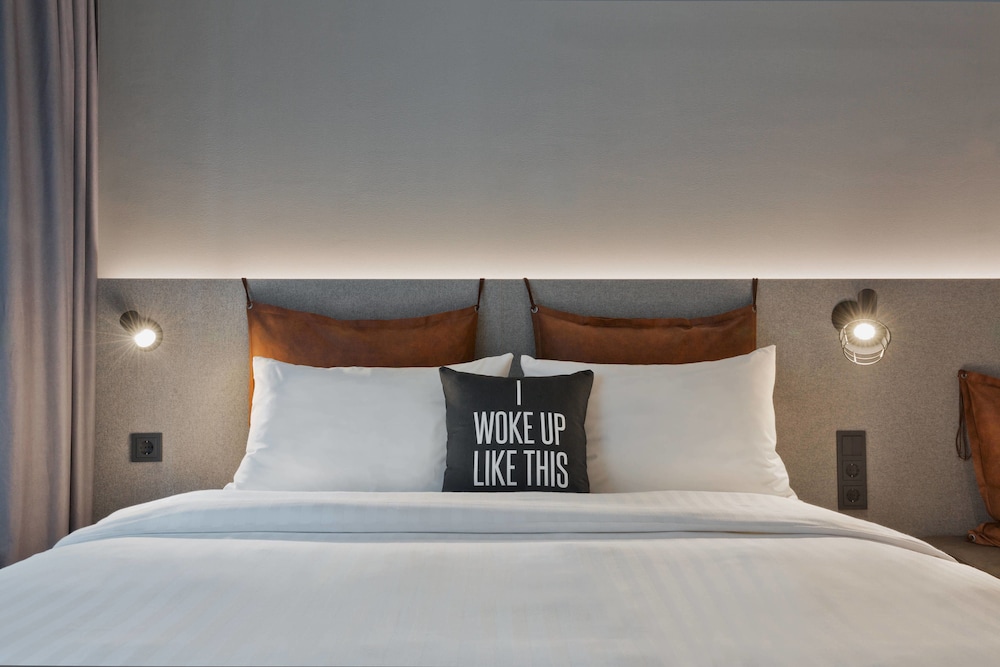 Habitación, 1 cama de matrimonio del hotel Moxy Frankfurt City Center. Foto 3