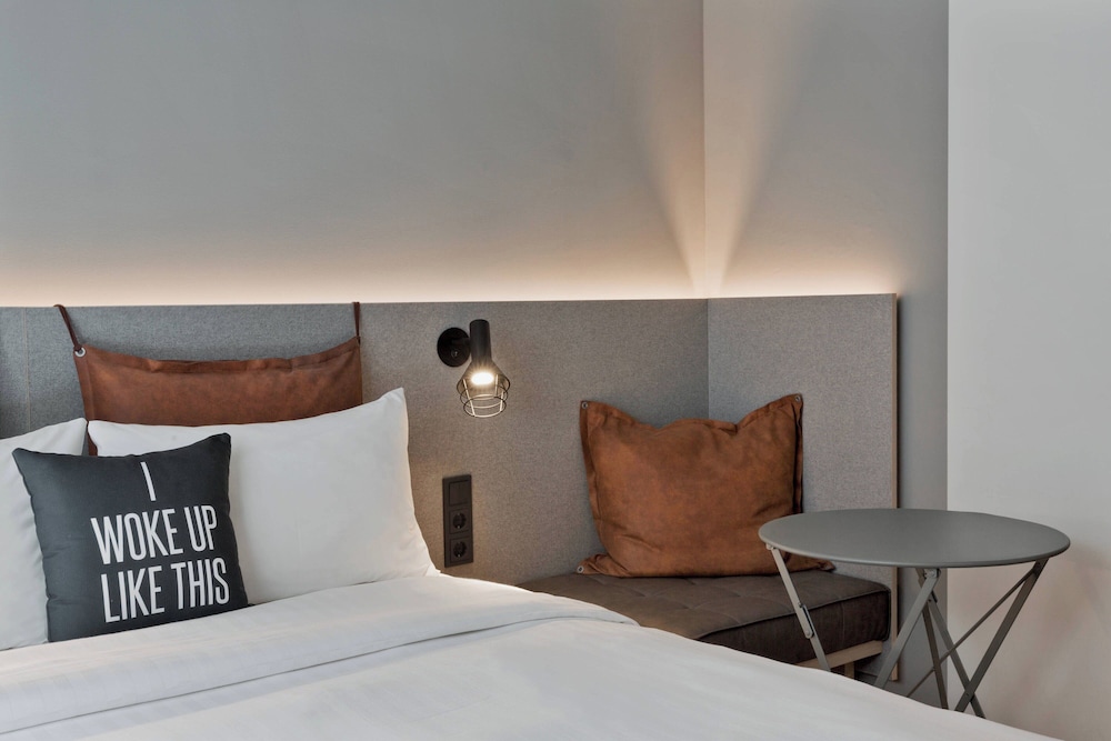 Habitación, 1 cama de matrimonio del hotel Moxy Frankfurt City Center. Foto 4
