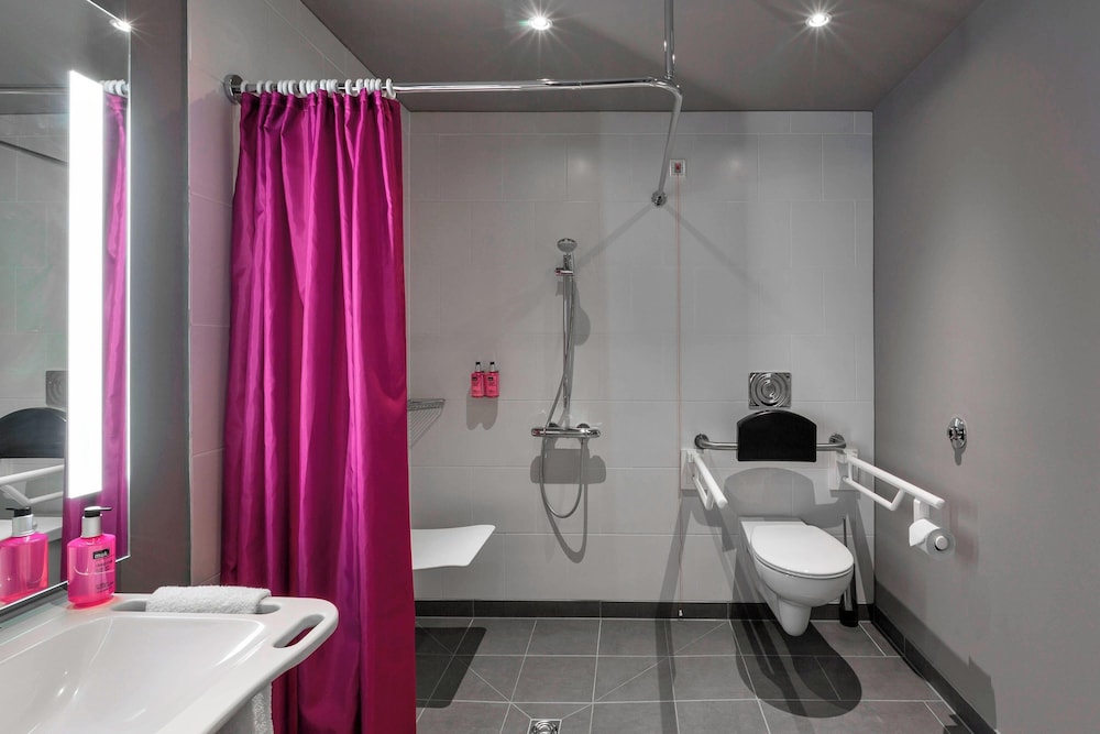 Habitación, 1 cama de matrimonio del hotel Moxy Frankfurt City Center. Foto 6