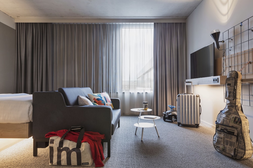 Habitación familiar, 1 cama doble del hotel Moxy Frankfurt City Center. Foto 1