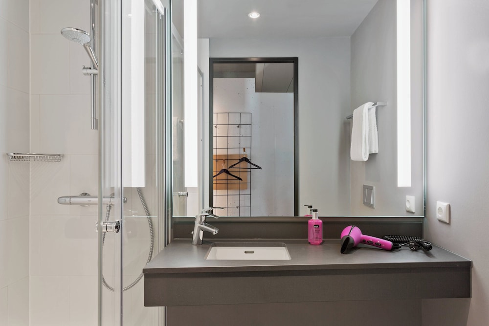 Habitación familiar, 1 cama doble del hotel Moxy Frankfurt City Center. Foto 4