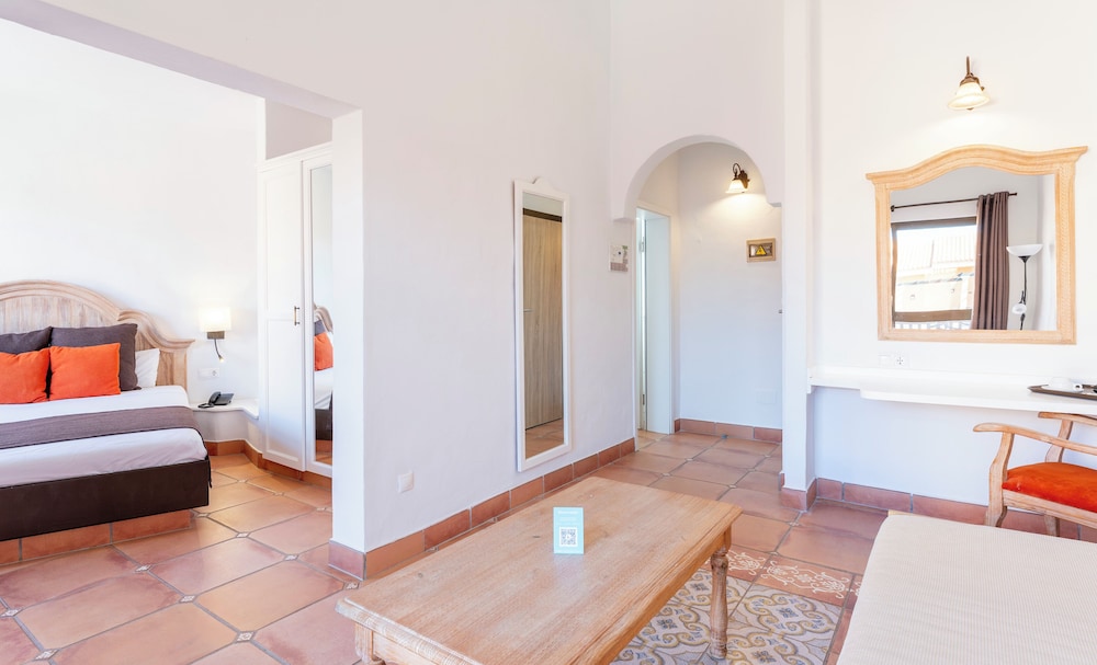 Habitación Confort, vistas parciales al mar del hotel Bakour Fuerteventura La Pared. Foto 4