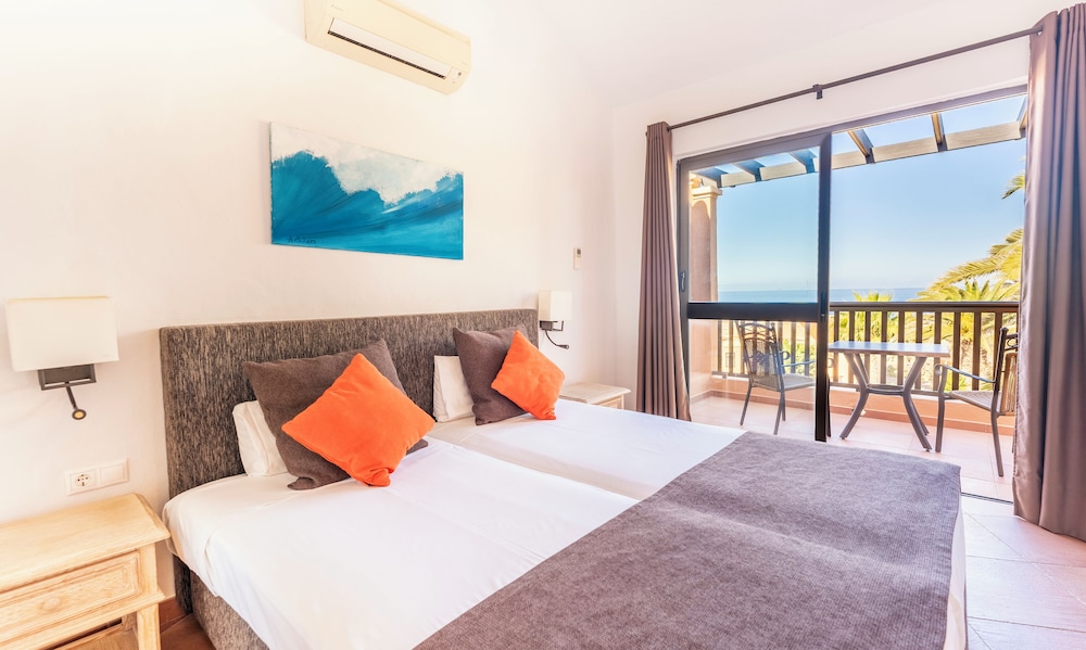 Junior suite Vista Jardín 2 habitaciones 3 camas individuales del hotel Bakour Fuerteventura La Pared