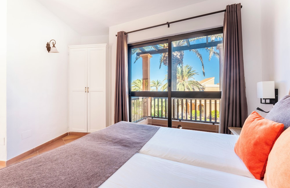 Junior suite Vista Jardín 2 habitaciones 3 camas individuales del hotel Bakour Fuerteventura La Pared. Foto 2