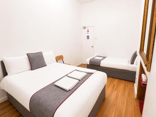 Habitación Triple Básica con baño compartido del hotel King's Cross. Foto 1