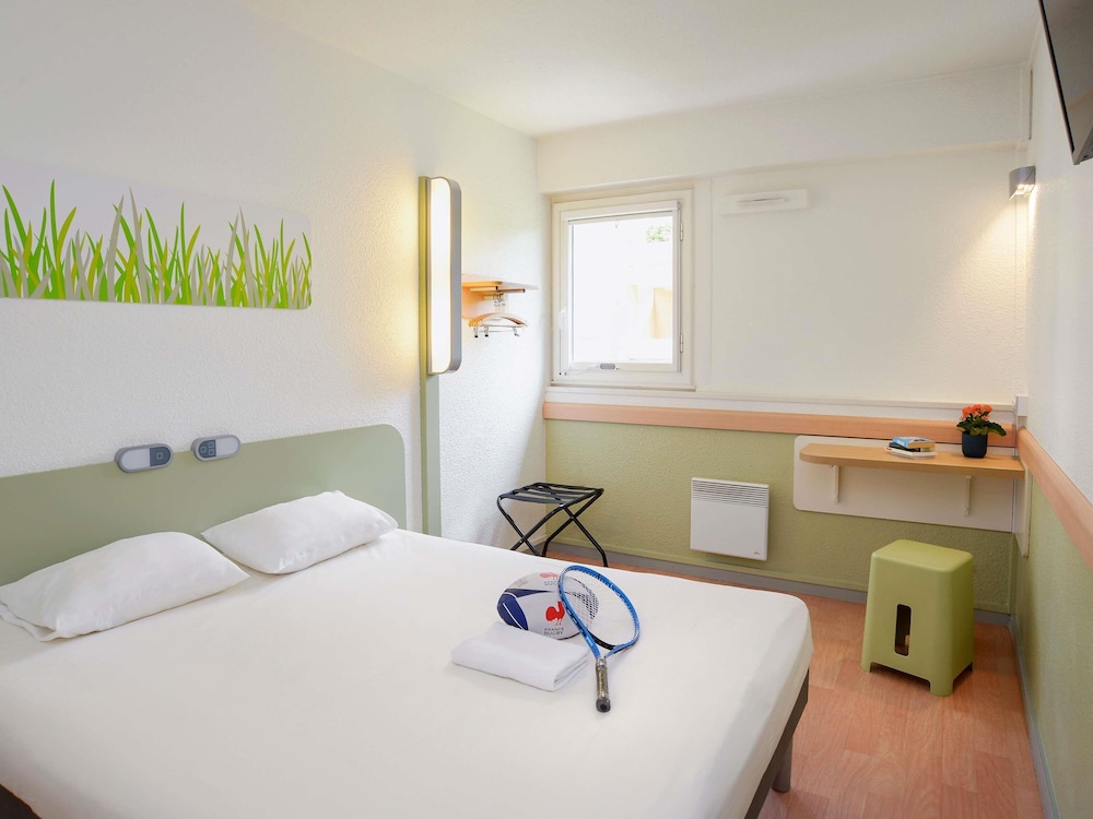 Habitación DOBLE con una cama de gran tamaño del hotel Ibis Budget Toulouse Centre Gare