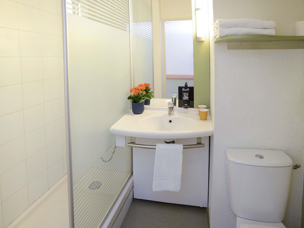 Habitación DOBLE con una cama de gran tamaño del hotel Ibis Budget Toulouse Centre Gare. Foto 2