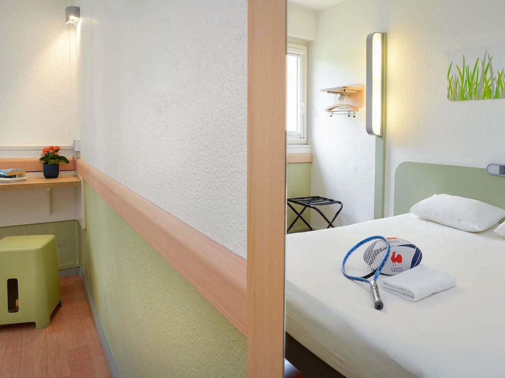 Habitación DOBLE con una cama de gran tamaño del hotel Ibis Budget Toulouse Centre Gare. Foto 3