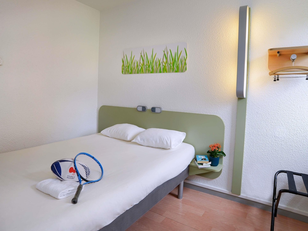 Habitación DOBLE con una cama de gran tamaño del hotel Ibis Budget Toulouse Centre Gare. Foto 4