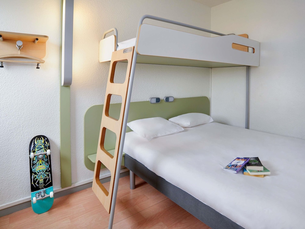 Habitación TRIPLE con una cama de gran tamaño y litera del hotel Ibis Budget Toulouse Centre Gare