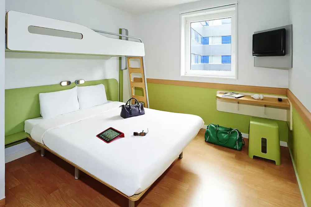 Habitación TRIPLE con una cama de gran tamaño y litera del hotel Ibis Budget Toulouse Centre Gare. Foto 1