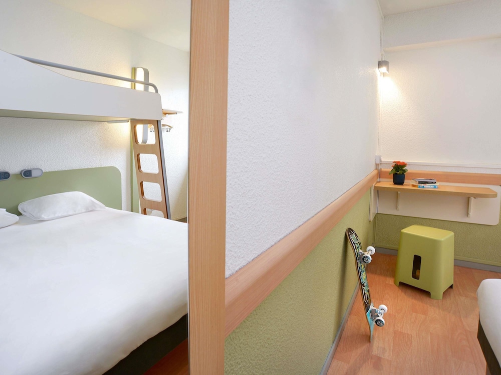 Habitación TRIPLE con una cama de gran tamaño y litera del hotel Ibis Budget Toulouse Centre Gare. Foto 2
