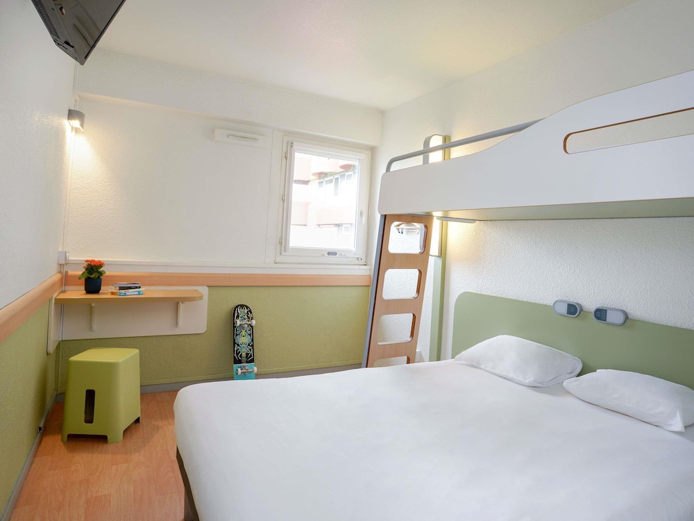 Habitación TRIPLE con una cama de gran tamaño y litera del hotel Ibis Budget Toulouse Centre Gare. Foto 4