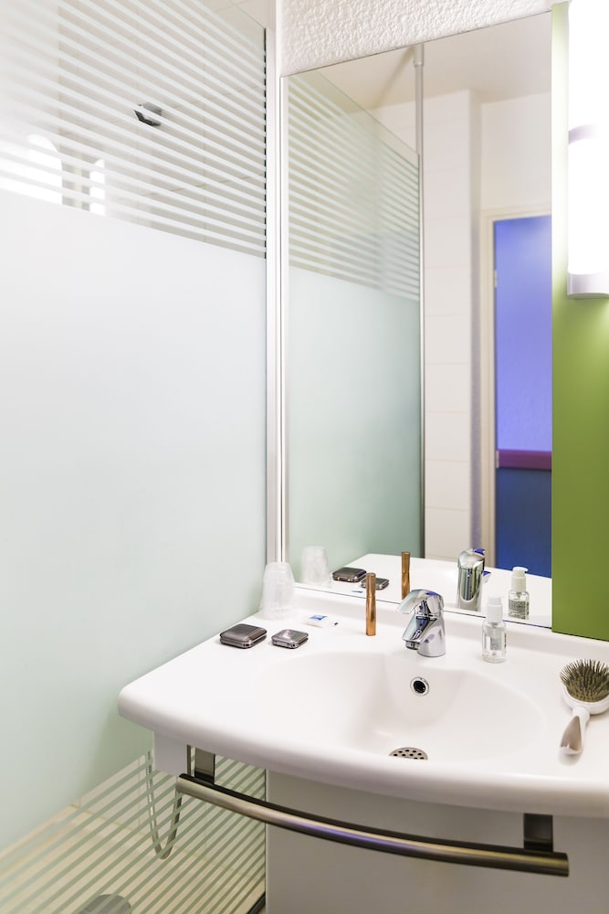 Habitación TRIPLE con una cama de gran tamaño y litera del hotel Ibis Budget Toulouse Centre Gare. Foto 7