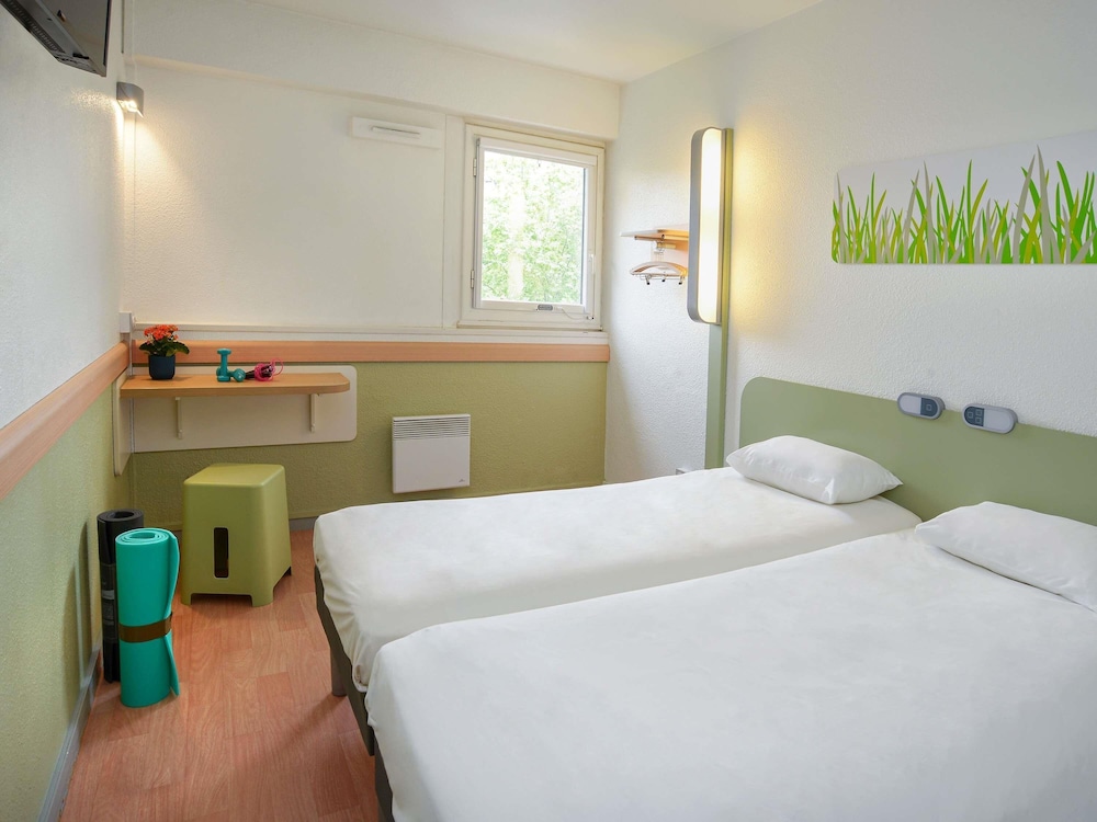 Habitación con dos camas individuales del hotel Ibis Budget Toulouse Centre Gare