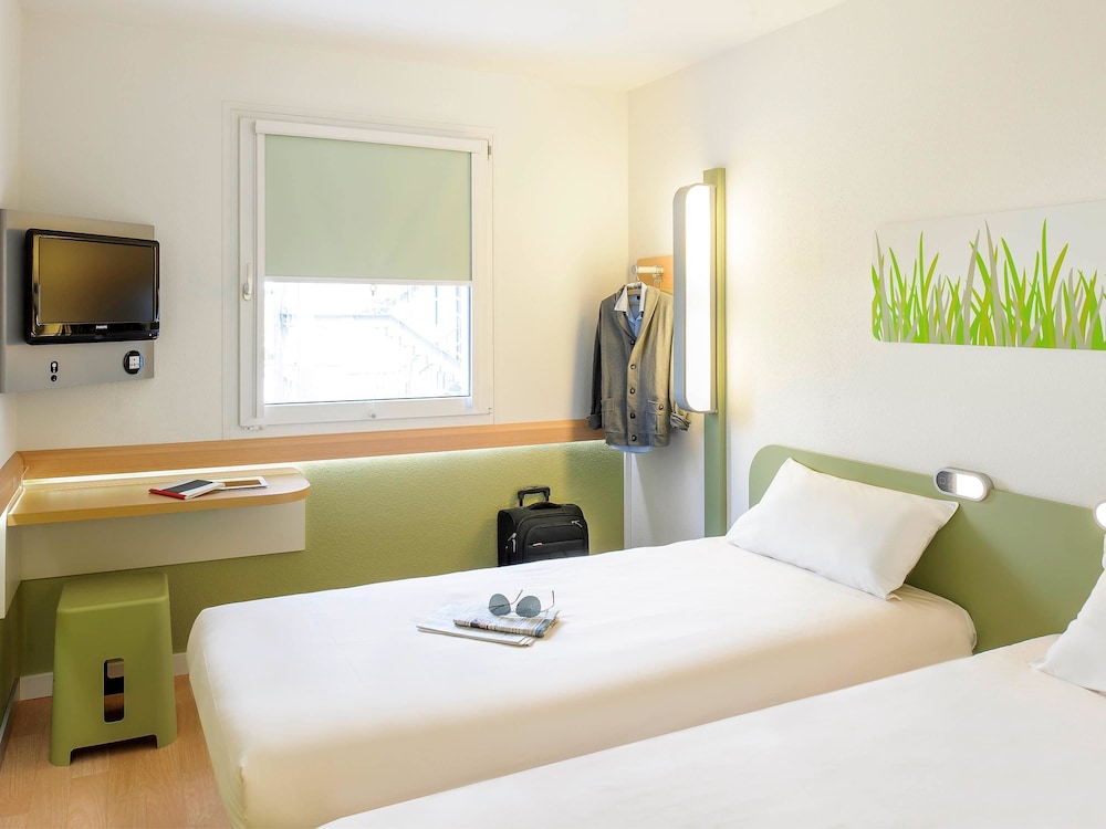 Habitación con dos camas individuales del hotel Ibis Budget Toulouse Centre Gare. Foto 1