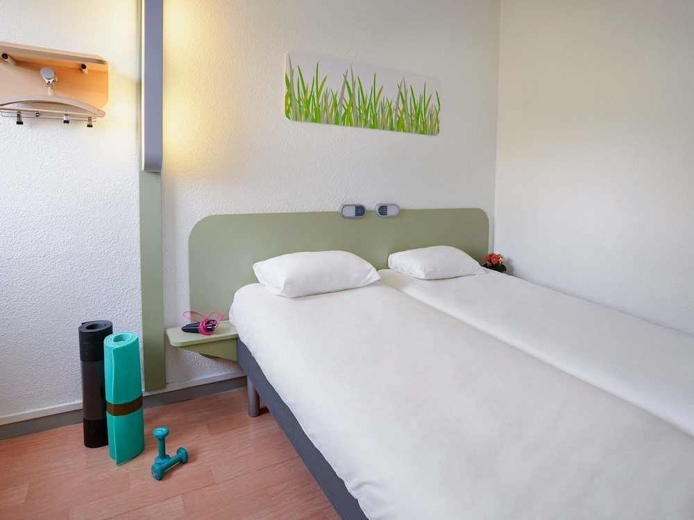 Habitación con dos camas individuales del hotel Ibis Budget Toulouse Centre Gare. Foto 5