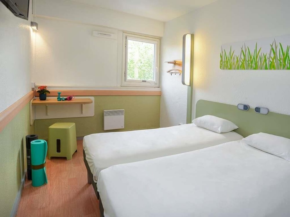 Habitación con dos camas individuales del hotel Ibis Budget Toulouse Centre Gare. Foto 6